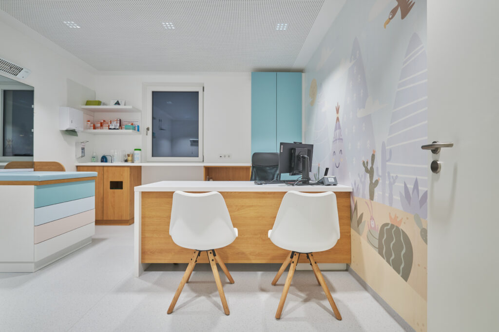 Interieur / Innanrchitektur der Kinderarztpraxis in Bogen für Planquelle, Behandlungszimmer