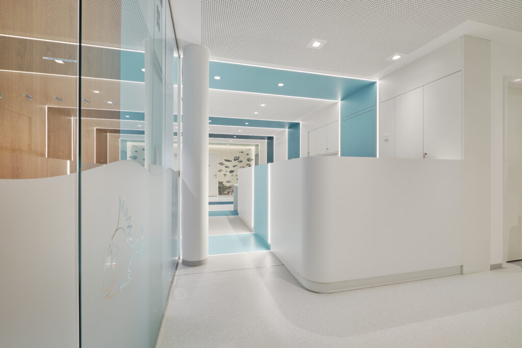 Interieur / Innanrchitektur der Kinderarztpraxis in Bogen für Planquelle, Eingangsbereich mit Rezeption