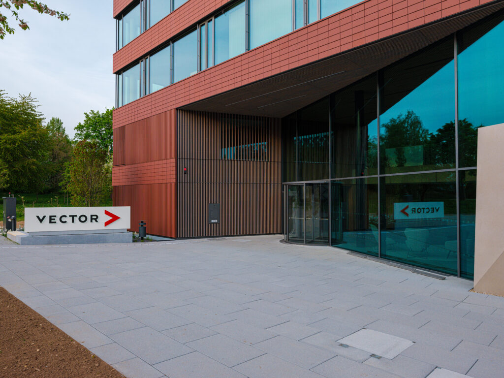 Eingangsbereich des neuen Vector-Bürogebäudes in der TechBase Regensburg
