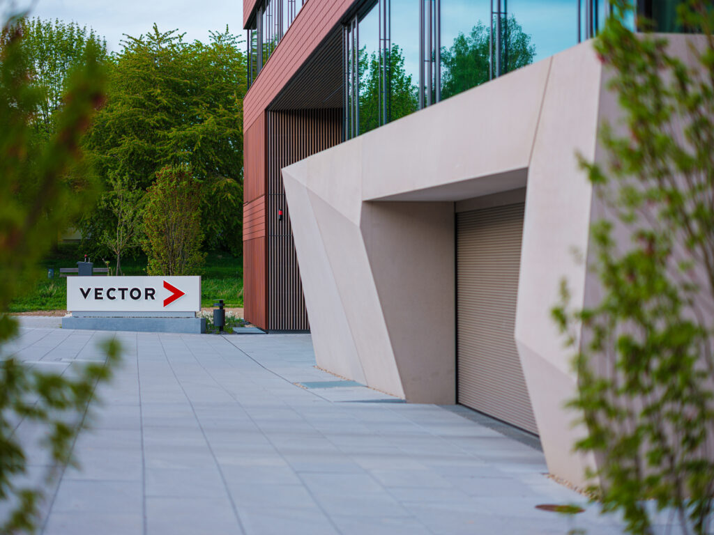 Detail des Firmenschildes im Eingangsbereich des neuen Vector-Bürogebäudes in der TechBase Regensburg mit Schärfeverlauf