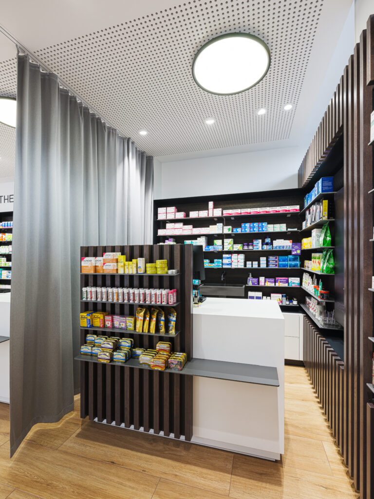 Mit Vorhang abtrennbarer Nebenbereich der Engel Apotheke in Planegg, Innenarchitektur / Interior Design von Planquelle