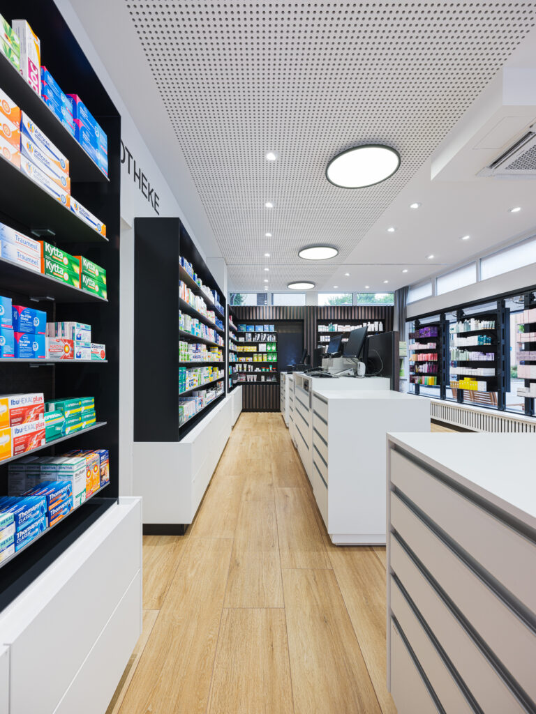 Offizin mit verstellbarem Arbeitsbereich, Blick in den Mitarbeiterbereich der Engel Apotheke in Planegg, Innenarchitektur / Interior Design von Planquelle