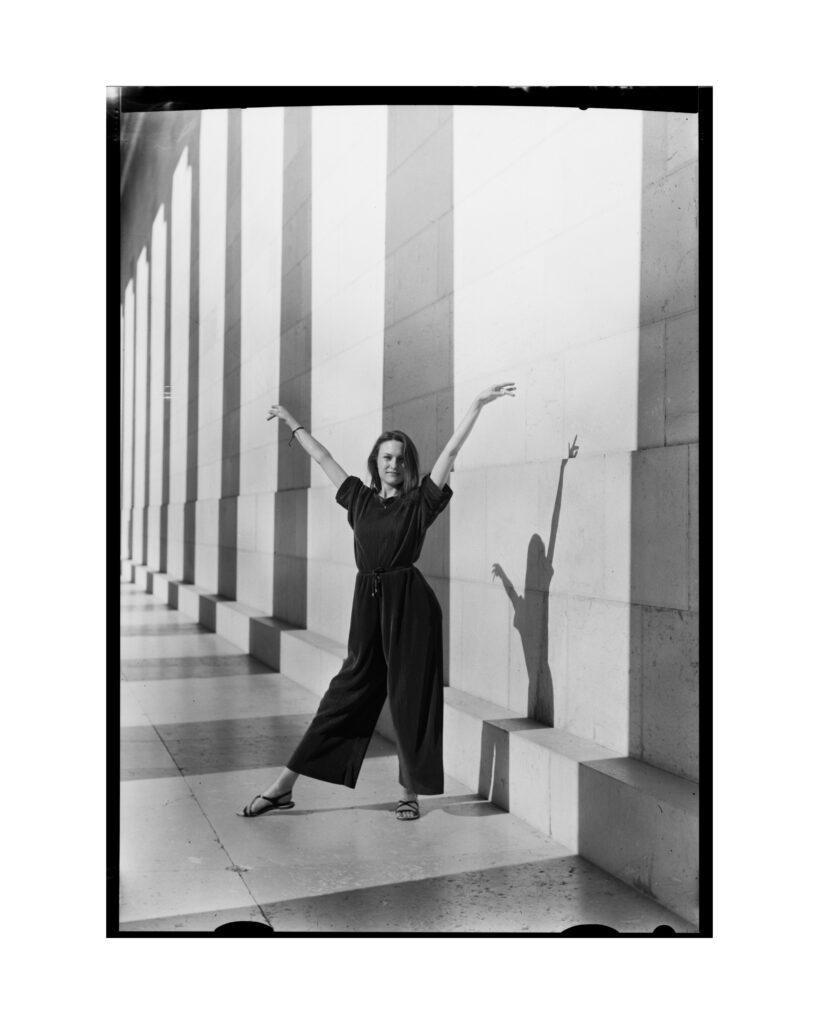 Portrait einer jungen Frau mit Schattenspiel auf der Walhalla bei Regensburg mit einer Großbildkamera auf Negativfilm