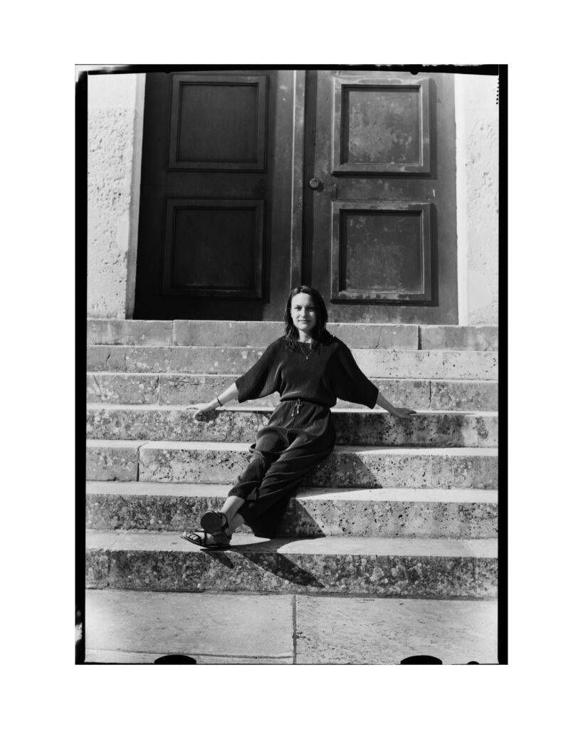 Portrait einer jungen Frau vor einem Tor auf der Walhalla bei Regensburg mit einer Großbildkamera auf Negativfilm