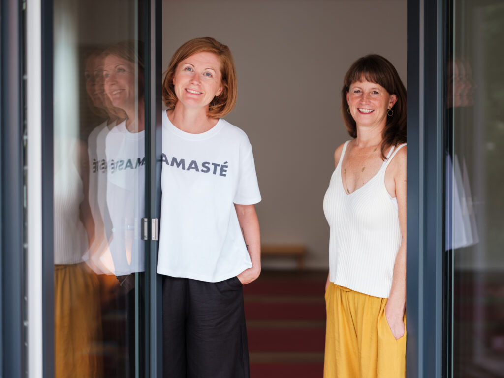 Portrait der Inhaberin und einer Yogalehrerin des Yogastudios „Das Studio“ in Regensburg