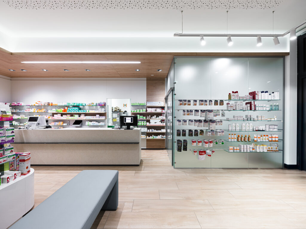 Offizin und verglaster Beratungsraum in der Stadt-Apotheke Neustadt a. d. Donau Innenarchitektur / Interior Design von Planquelle