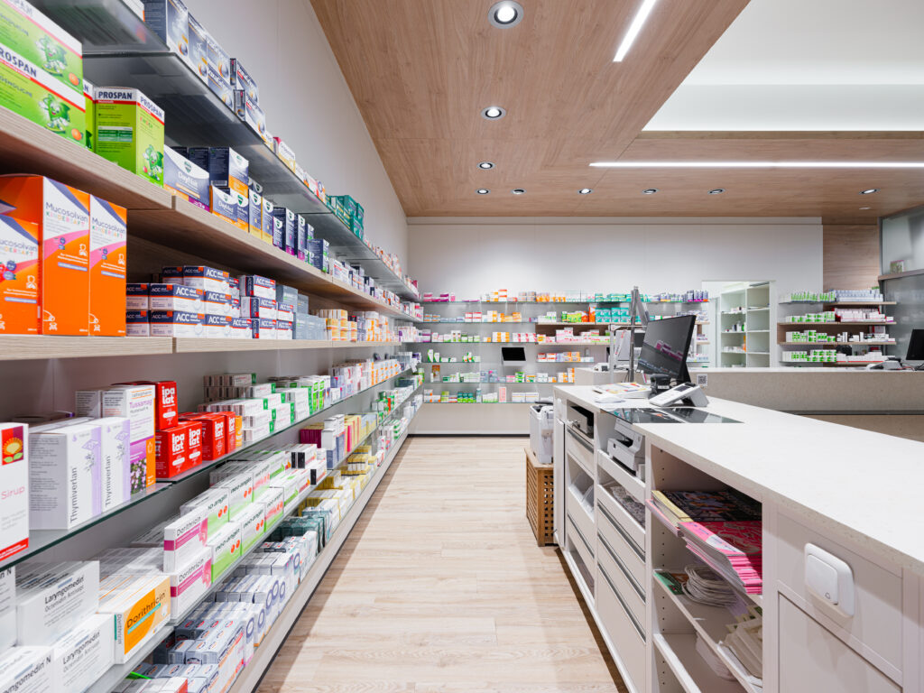 Blick entlang der Produktregale hinter dem Offizin in der Stadt-Apotheke Neustadt a. d. Donau Innenarchitektur / Interior Design von Planquelle