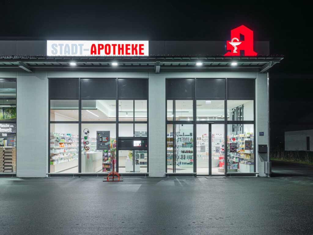 Außenaufnahme bei Nacht der Stadt-Apotheke Neustadt a. d. Donau Innenarchitektur / Interior Design von Planquelle