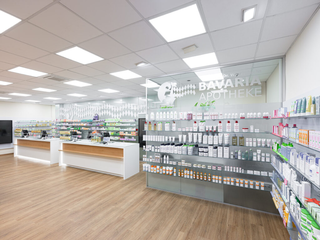 Übersicht Offizin und Produktregale im modernen Design in der Bavaria-Apotheke in Bad Abbach Innenarchitektur / Interior Design von Planquelle