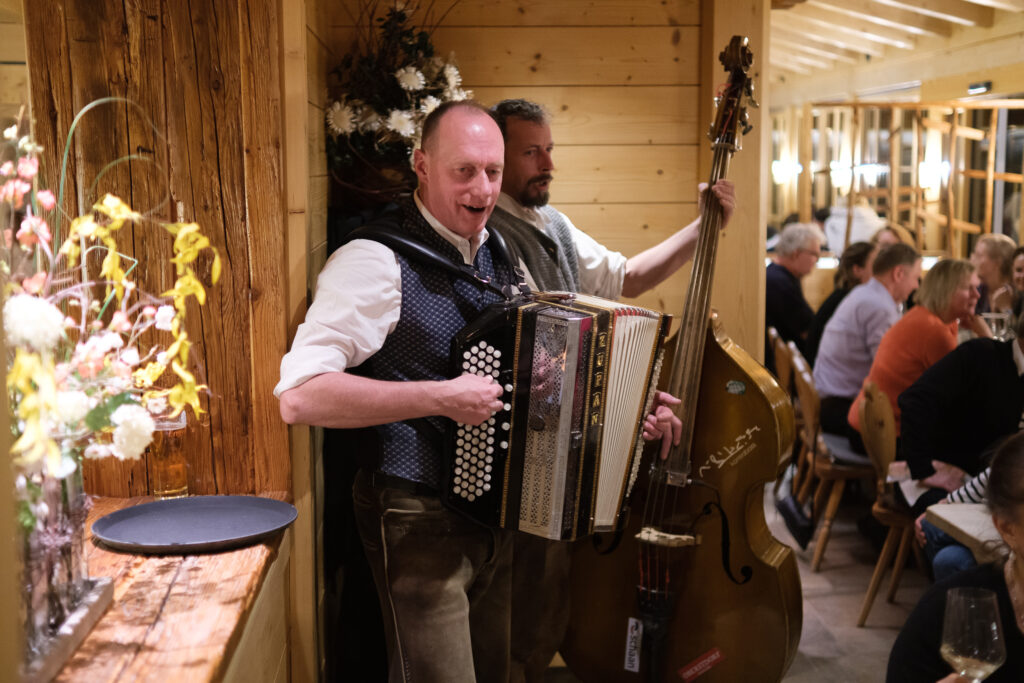 Musiker mit Akkordeon und Kontrabass spielen zu einer Abendveranstaltung