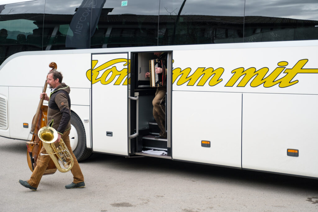 Zwei Musiker entsteigen einem Reisebus