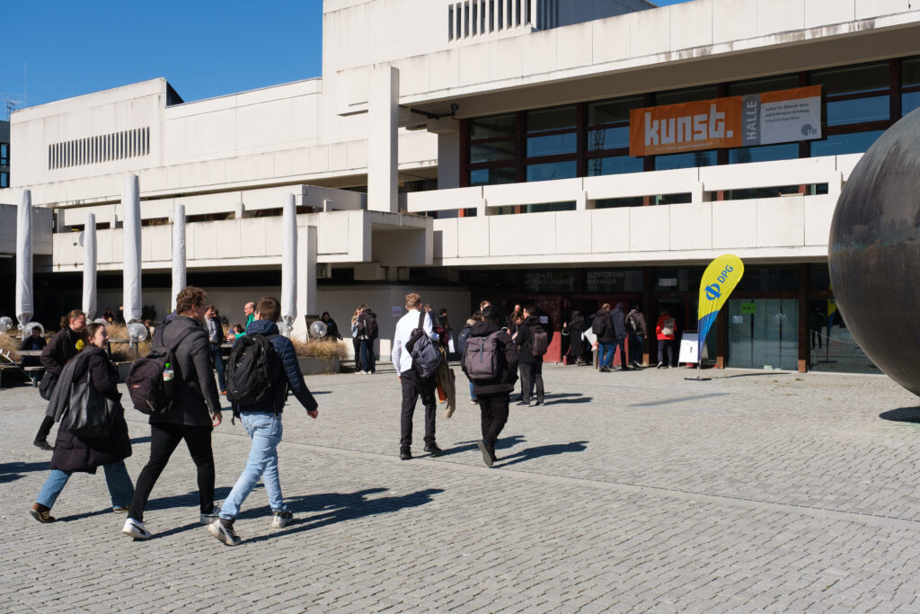 Viele Besucher eines physikalischen Kongresses strömen in die Räume der Universität Regensburg