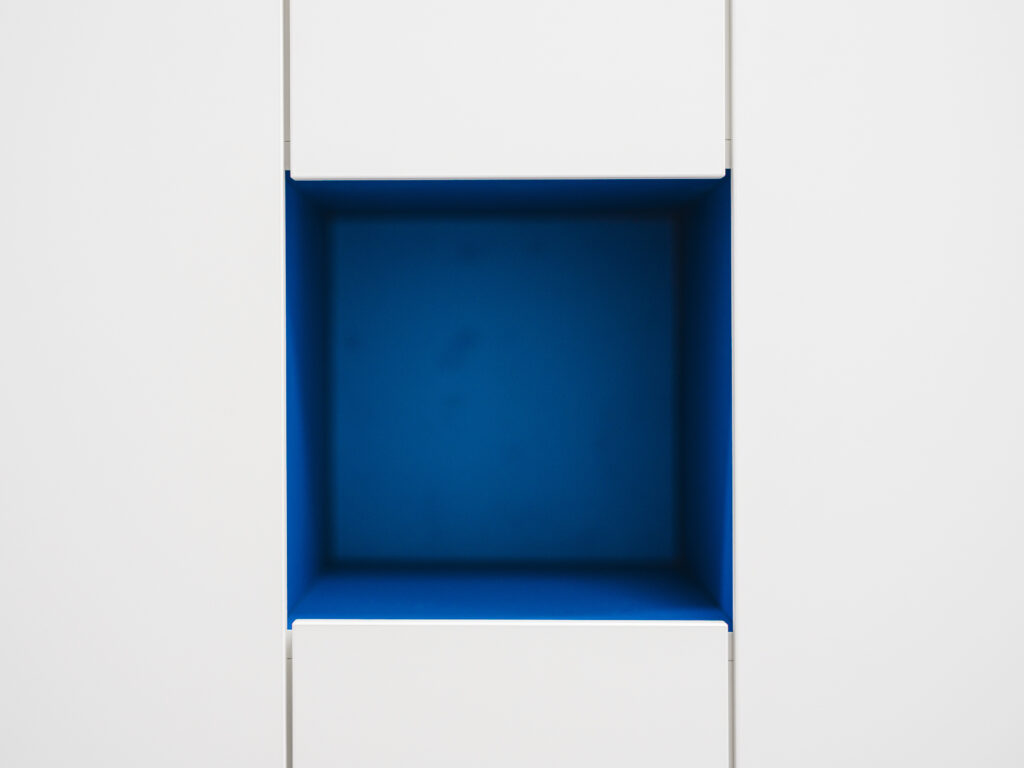 Nahaufnahme einer blauen Wandnische in der Praxis, inszeniert von Architekturfotograf Alexander Gerner.