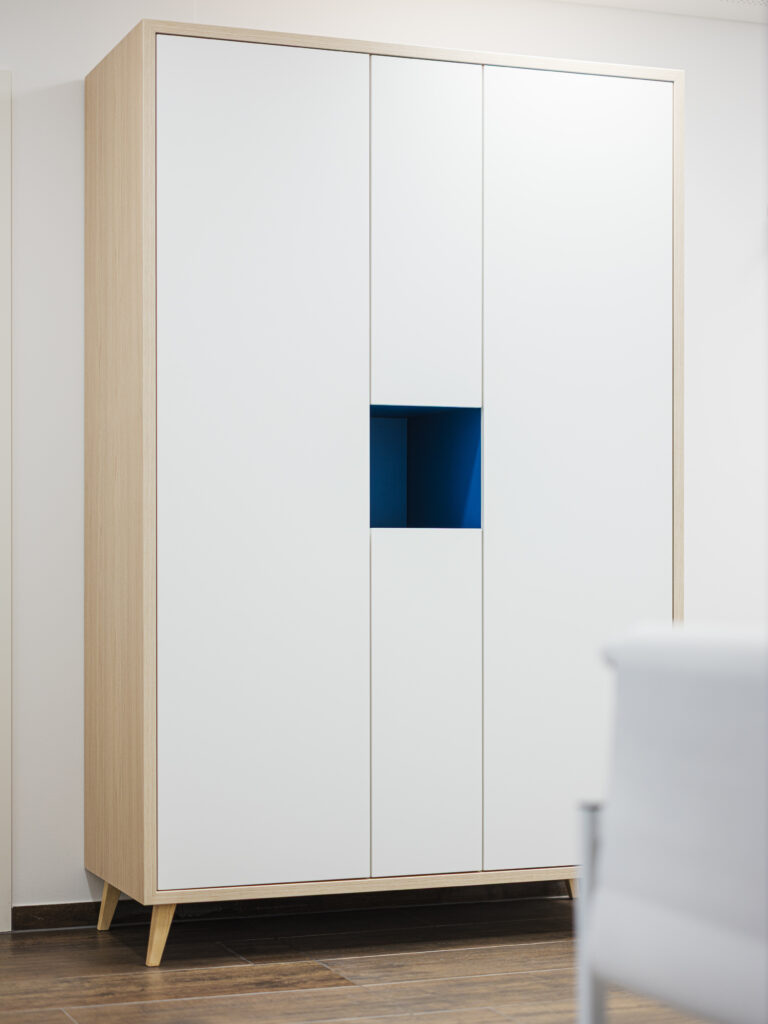 Schrankwand mit blauer Nische und minimalistischem Design, aufgenommen von Architekturfotograf Alexander Gerner.