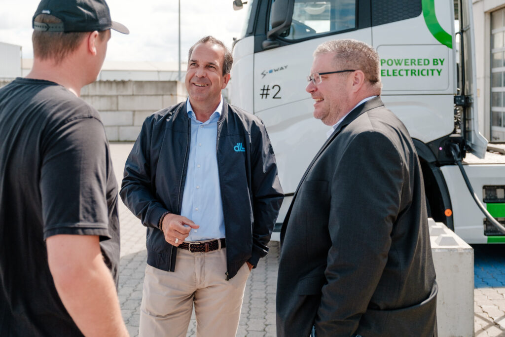 Alexander Gerner als Businessfotograf in Regensburg – Gesprächsszene mit Kunden vor Elektro-LKW
