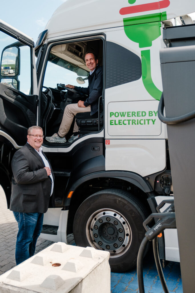 Porträtaufnahmen mit Elektro-LKW und Ladestation – Businessfotografie von Alexander Gerner