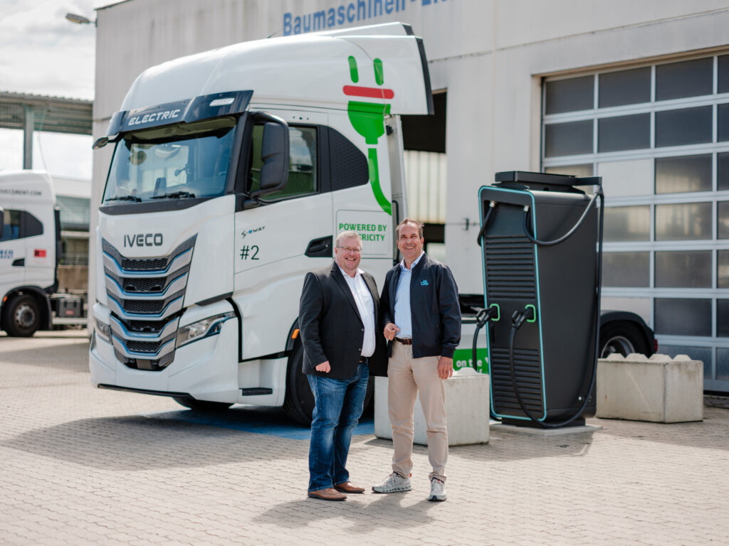 Geschäftsporträt mit Elektro-LKW und Kunden vor Werkstatt – fotografiert von Businessfotograf Alexander Gerner