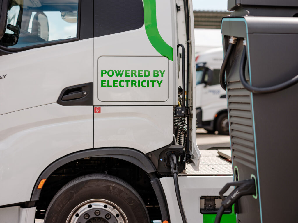 Nahaufnahme Seitenansicht Elektro-LKW mit Schriftzug ‚Powered by Electricity‘ – Businessfotografie Alexander Gerner