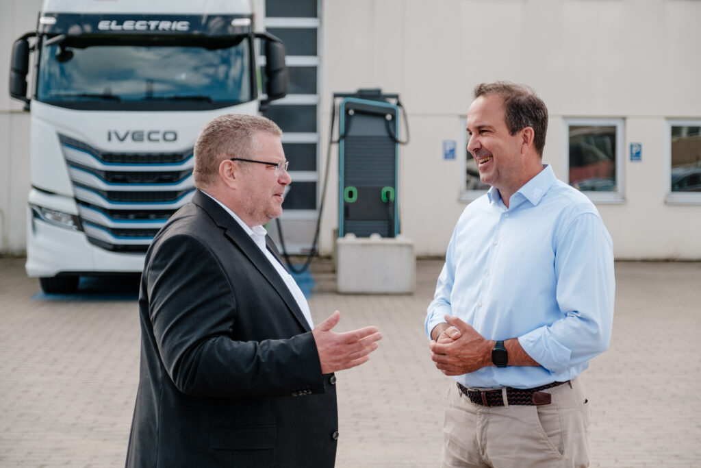 Businessgespräch vor Elektro-LKW – Businessfotograf Alexander Gerner in Regensburg