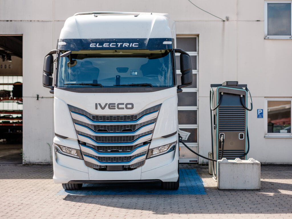 Frontalaufnahme eines modernen Elektro-LKWs beim Laden – fotografiert von Alexander Gerner, Businessfotograf Regensburg