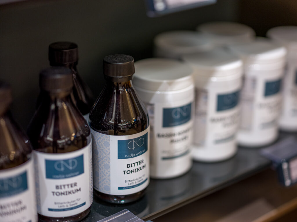 Apothekenprodukte und Pflegeartikel im Regal – Architekturfotograf Rosenheim Alexander Gerner