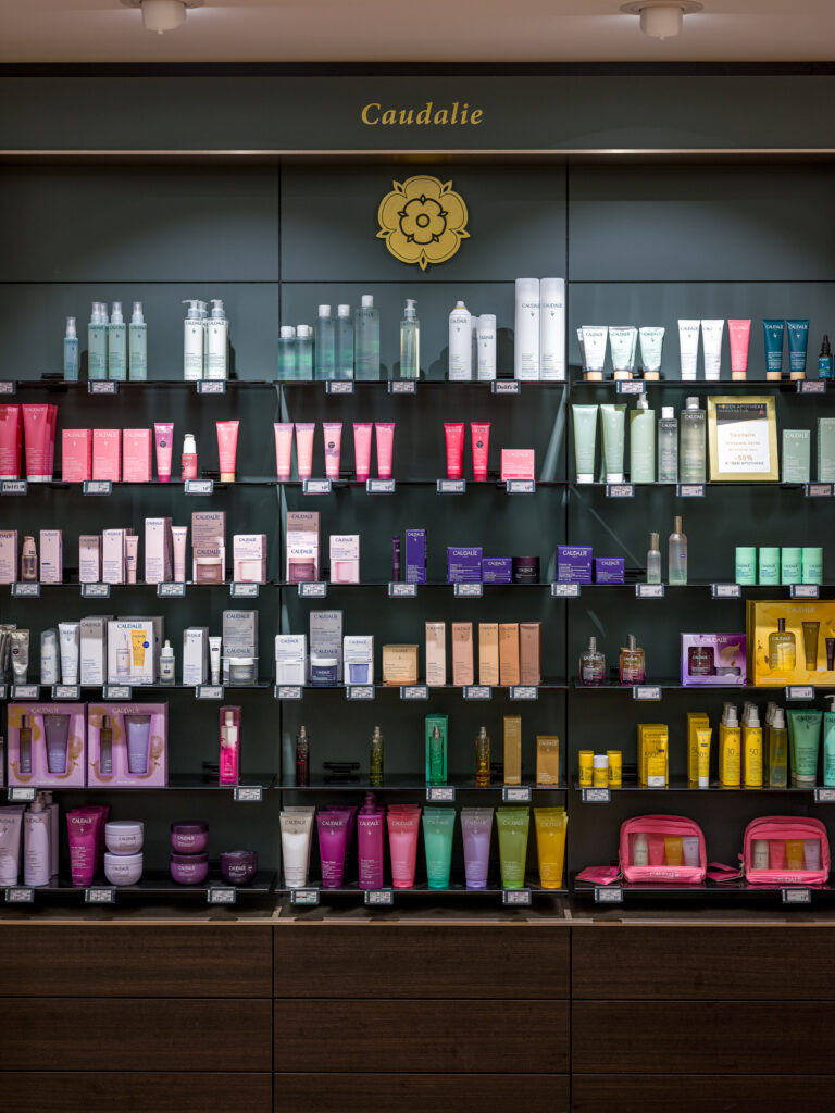 Kosmetik- und Pflegeprodukte in der Rosenapotheke Rosenheim – Architekturfotografie Alexander Gerner