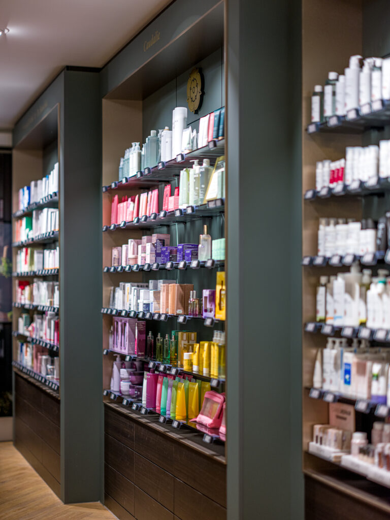 Regalansicht mit Kosmetikprodukten – Architekturfotografie Rosenheim Alexander Gerner