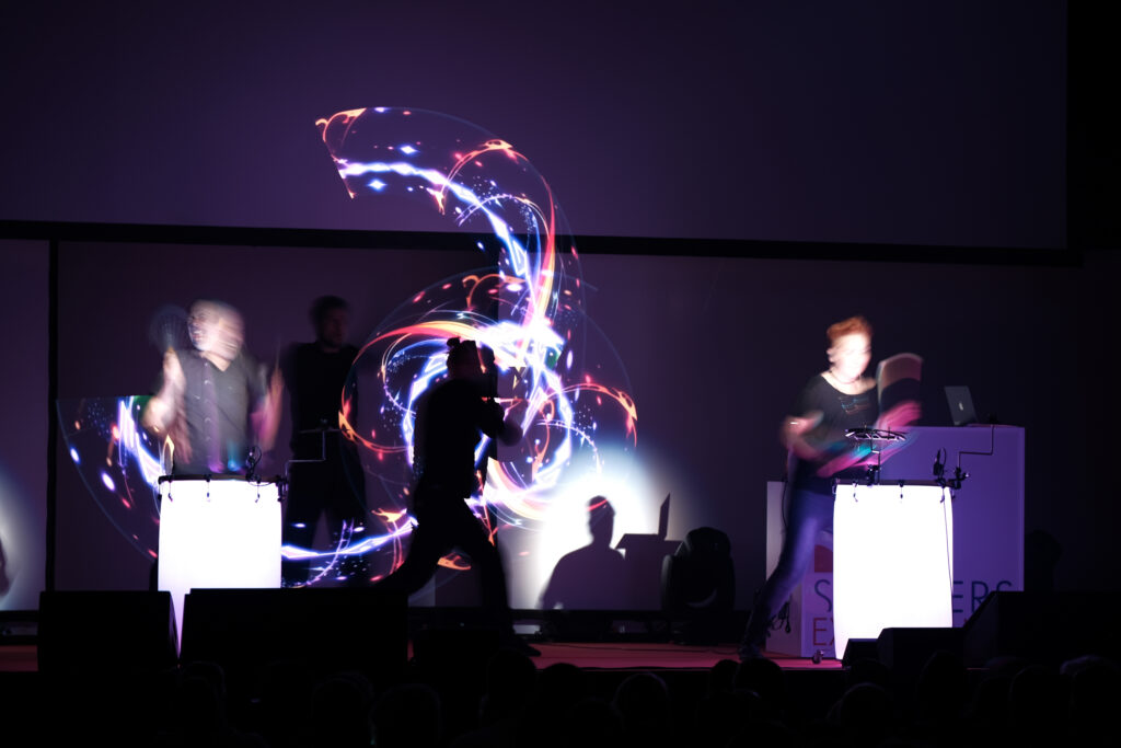 Dynamische LED-Show auf Bühne, Eventfotograf Böblingen dokumentiert Highlights #nxtKNOWLEDGE 2025.