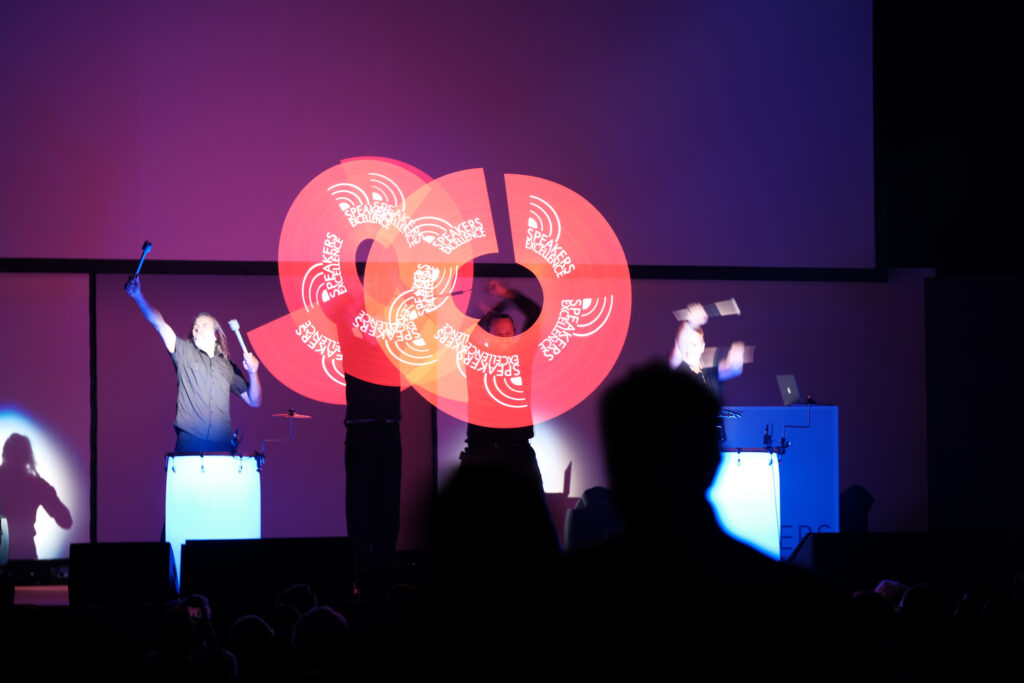 Neon-LED-Logo auf Event-Bühne, Portraitfotograf Stuttgart für inspirierende Momente #nxtKNOWLEDGE 2025.