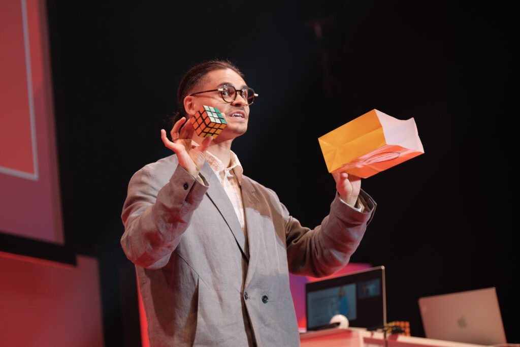 Zauberer eines Showacts hält gelbe Box, Eventfotograf Böblingen bei KI-Themen #nxtKNOWLEDGE 2025.