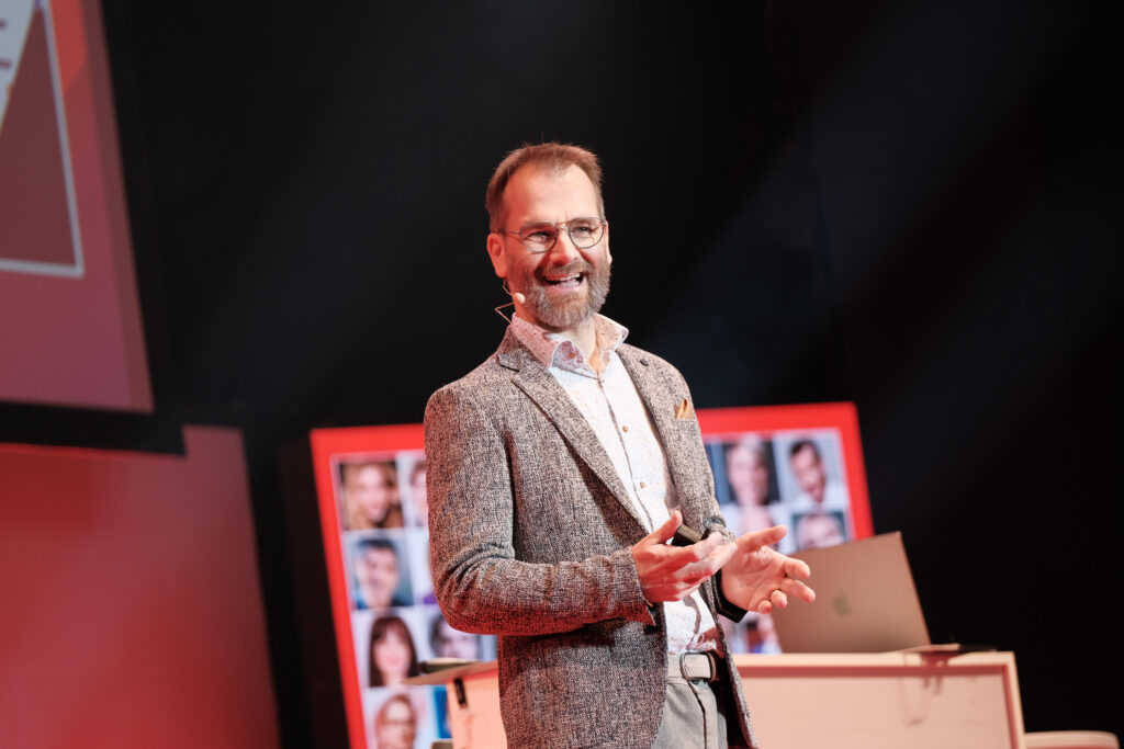 Speaker präsentiert leidenschaftlich auf der Bühne beim #nxtKNOWLEDGE 2025 in Böblingen – Eventfotograf Alexander Gerner