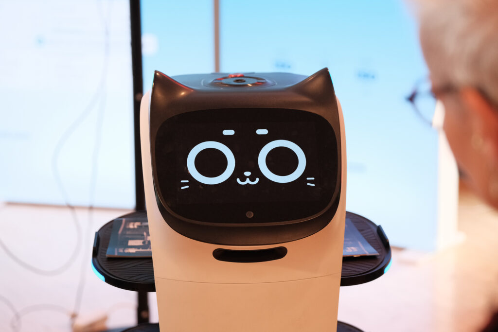 Roboter-Kopf mit O.O-Augen als KI-Element, Eventfotograf Stuttgart Tech-Highlight #nxtKNOWLEDGE 2025.