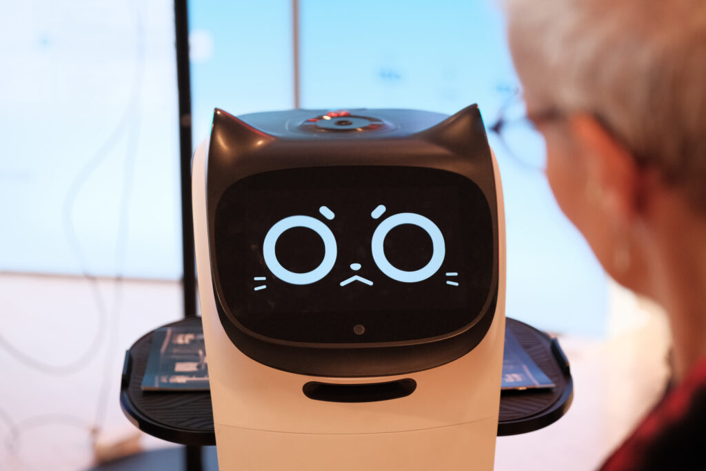 Roboter mit ernstem Katzengesicht, Business Event Fotografie Böblingen Innovation #nxtKNOWLEDGE 2025.