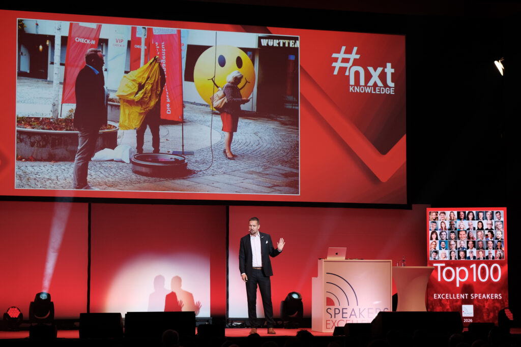 Fotoshow mit meinen Fotos und Ralf Schmitt für die Impulspiloten auf der Bühne Business Fotografie Stuttgart Wissensforum #nxtKNOWLEDGE 2025.