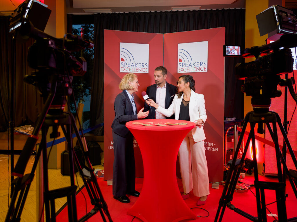 Interview mit Vaya Wieser-Weber und Raf Schmitt der Impulspiloten beim #nxtKNOWLEDGE 2025, fotografiert von Eventfotograf Alexander Gerner