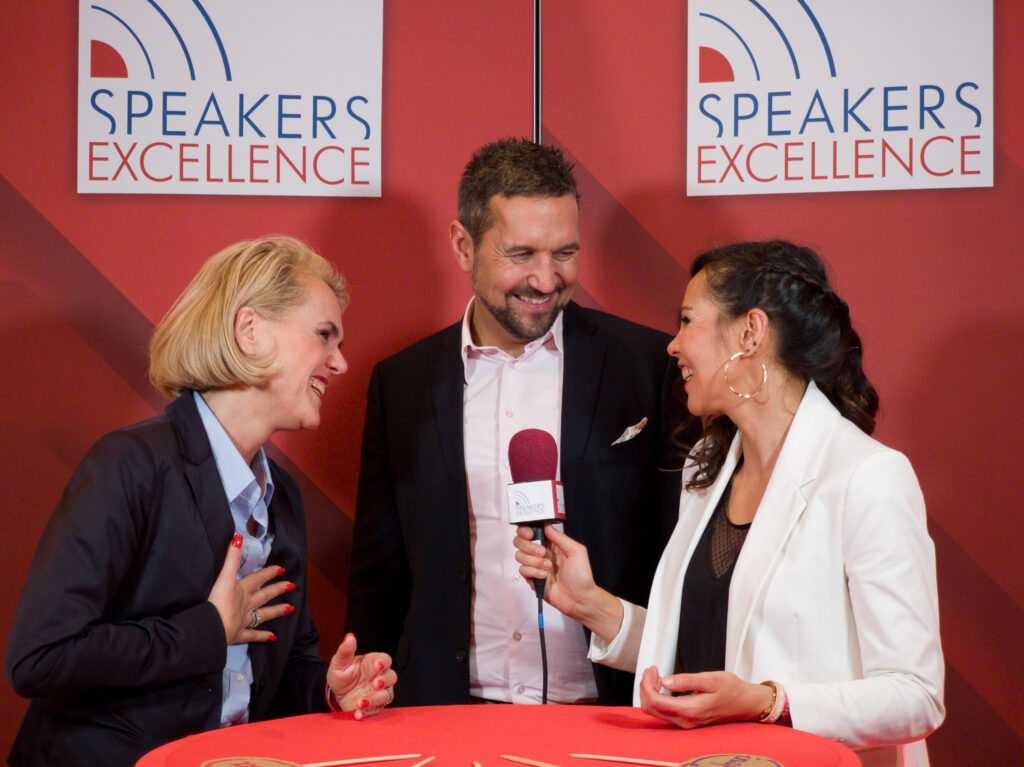 Interview mit Vaya Wieser-Weber und Raf Schmitt der Impulspiloten beim #nxtKNOWLEDGE 2025, fotografiert von Eventfotograf Alexander Gerner