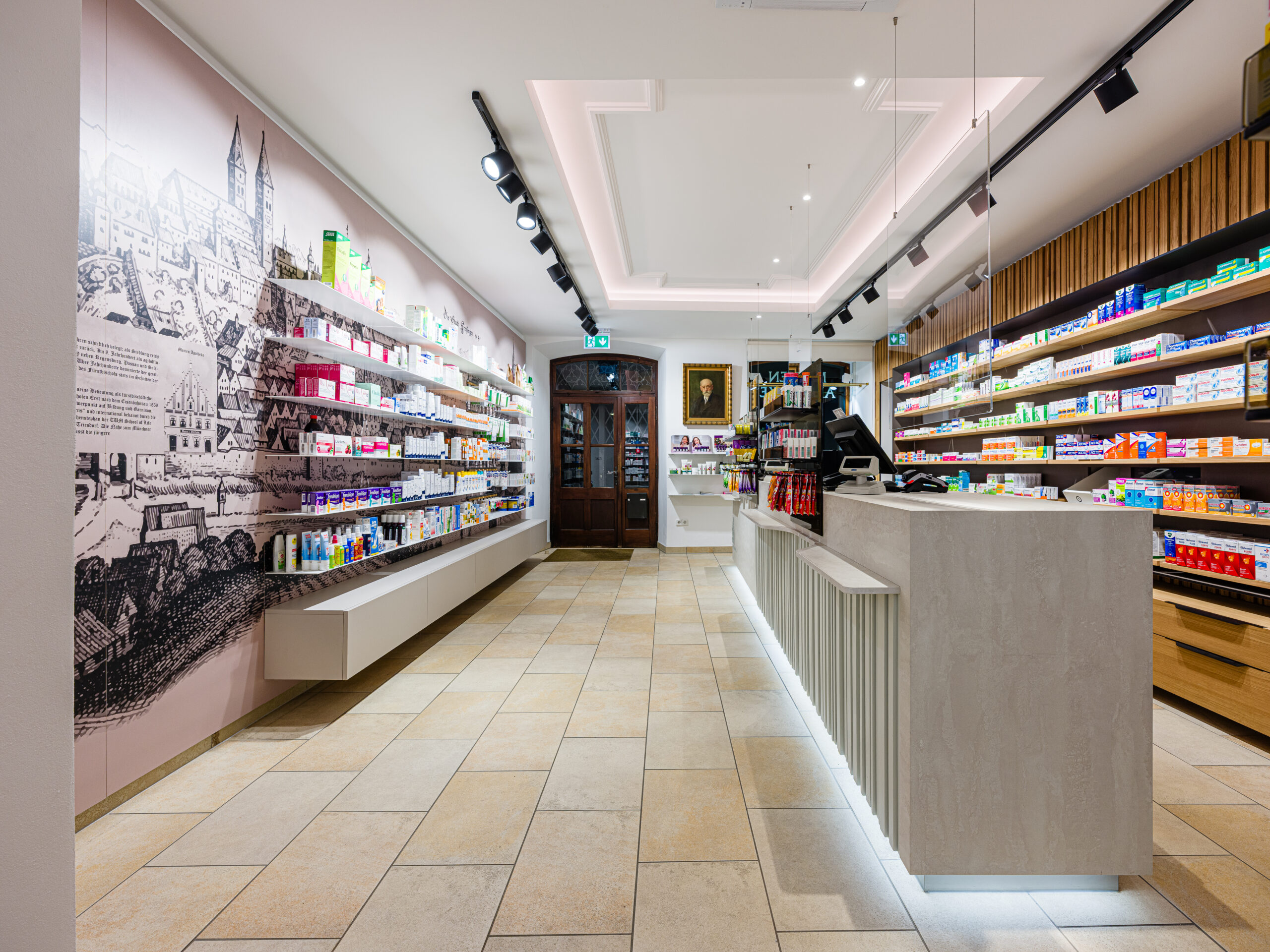 Holzvertäfelte Wandfläche mit Glasstruktur – hochwertige Materialität in der Architekturfotografie