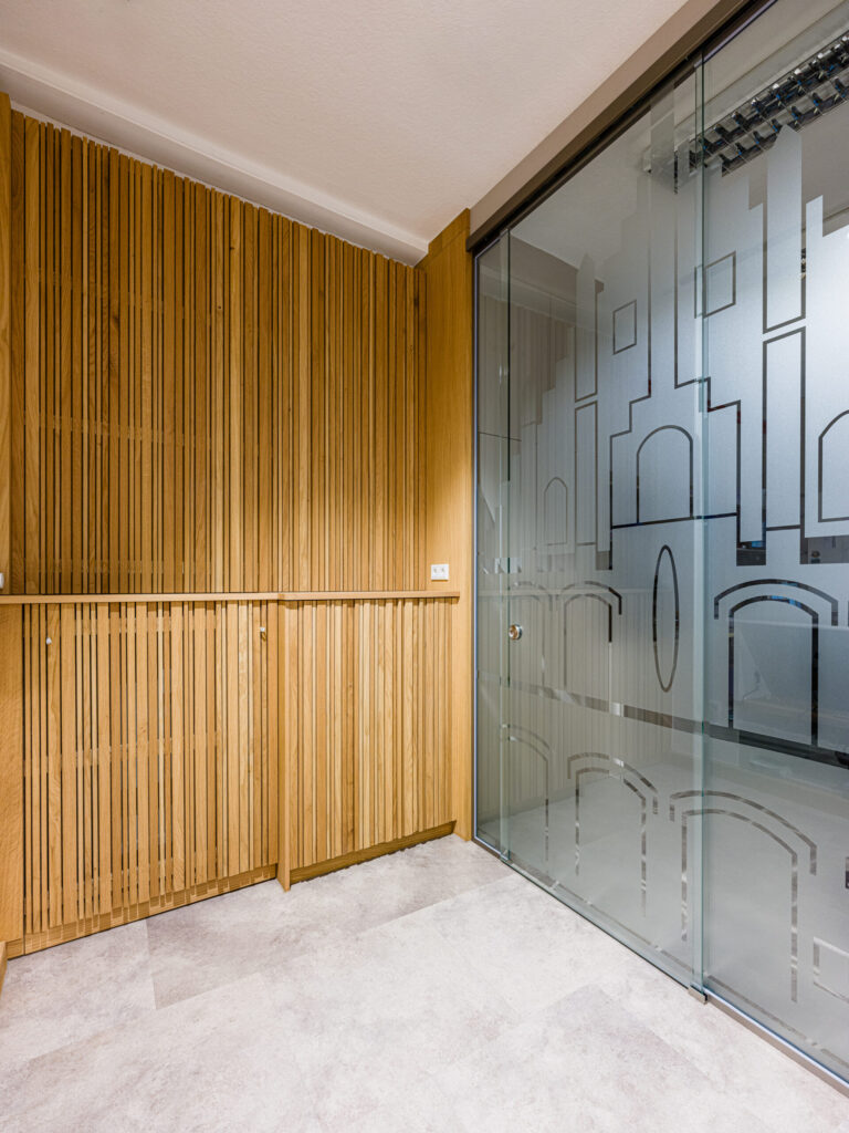 Holzvertäfelte Wandfläche mit Glasstruktur – hochwertige Materialität in der Architekturfotografie