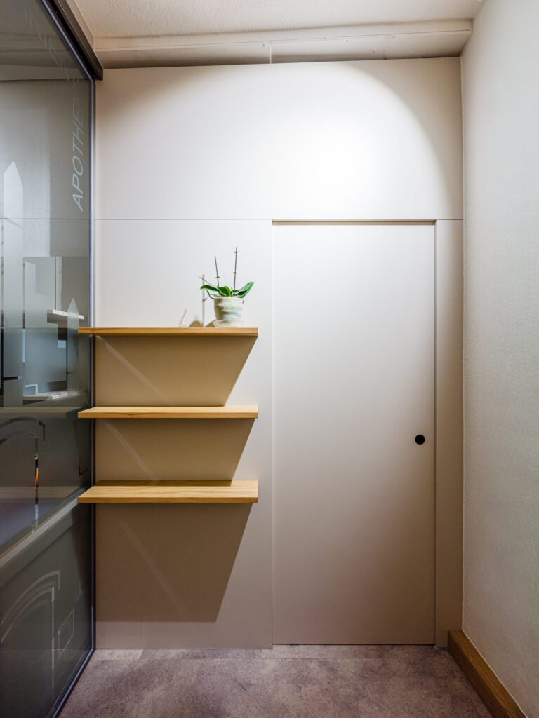 Minimalistische Wandnische mit Holzregal – Detailaufnahme Interior Design Apotheke