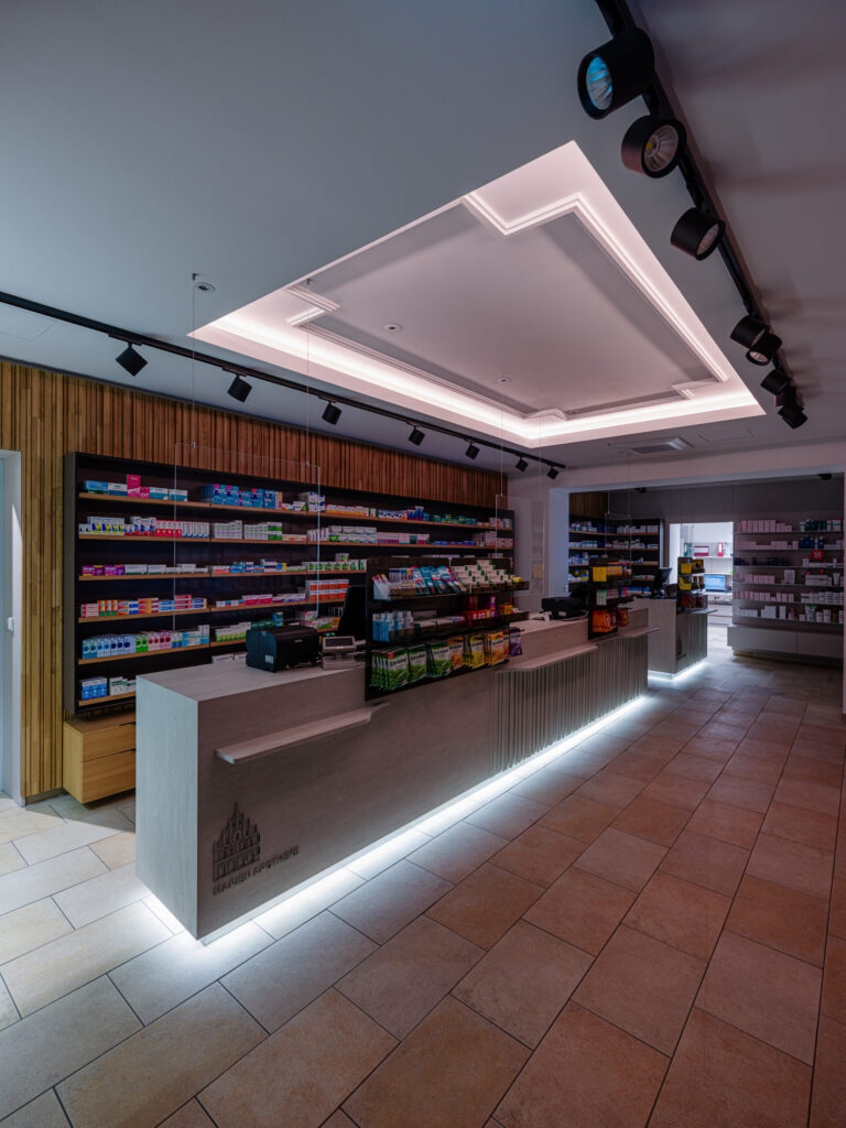 Weitwinkelaufnahme des Verkaufsraums mit durchgängiger Regalarchitektur – professionelle Architekturfotografie