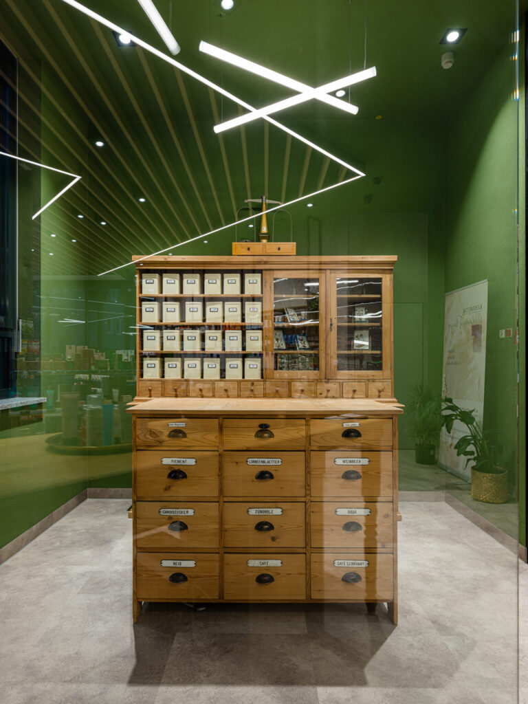 Antiker Apothekerschrank aus Holz in modernem Interieur, Architekturfotografie Postapotheke Vilshofen.