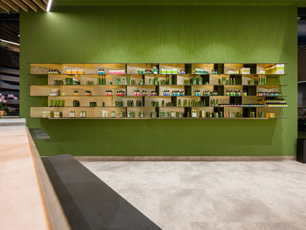 Minimalistische Warenpräsentation auf goldenen Regalböden, Detailaufnahme Architekturfotografie.