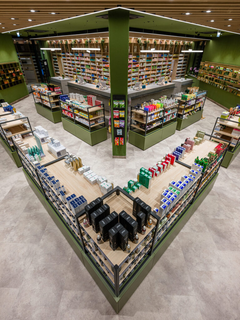 Weitwinkel-Aufnahme des Verkaufsraums der Postapotheke Vilshofen mit industriellem Charme.