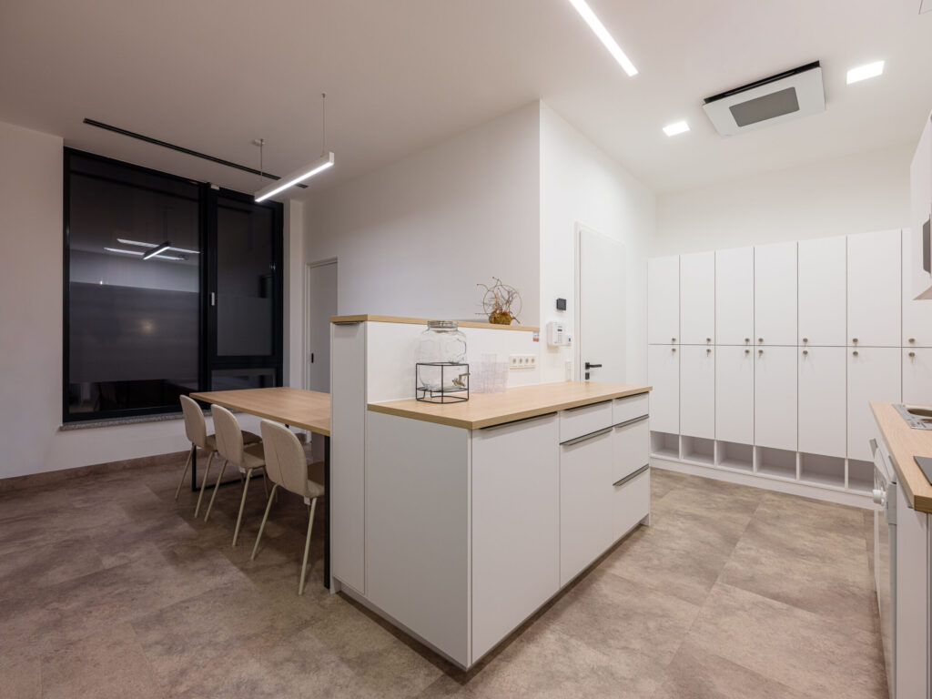 Pausenraum für Mitarbeiter mit moderner Einbauküche, Interior Design Fotografie.