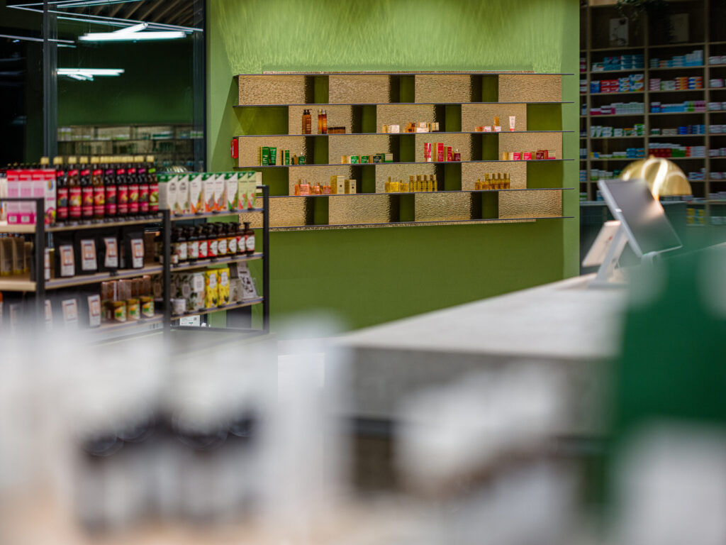 Selektive Schärfe auf Medikamentenregal, Tiefenwirkung in der Architekturfotografie.