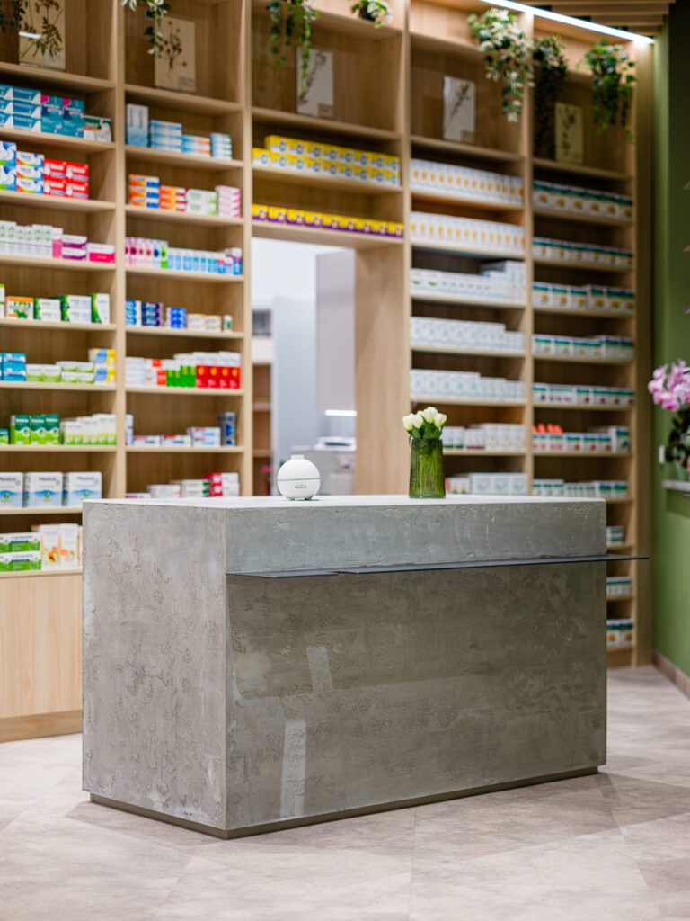 Hochkant-Aufnahme der zentralen Sichtachse mit Beton-Counter und Holzdecke.